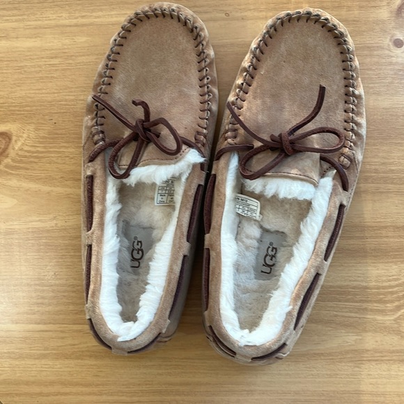 Ugg Dakota Moccasin Wool-Lined Suede Slippers Women’s Size 7 - Picture 2 of 10